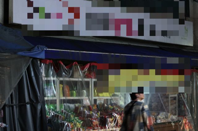 서울 지하철 4호선 미아역 인근 마트에서 흉기를 휘둘러 행인을 사망케 한 30대 남성이 범행 뒤 매장 과자 더미에 흉기를 숨긴 후 태연히 담배까지 피운 것으로 드러났다. 사진은 사건이 발생한 미아역 인근 할인마트. /사진=뉴스1