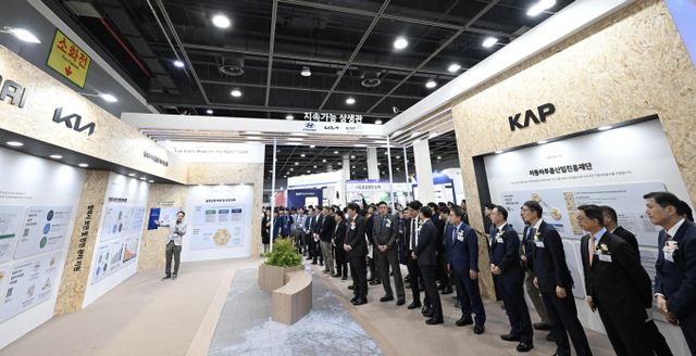 현대차·기아가 '2025 자동차부품산업 ESG·탄소중립 박람회'를 개최한다. 사진은 행사에 참석한 주요 관계자들이 '지속가능 상생관'을 찾아 관련 설명을 듣는 모습. /사진=현대차그룹
