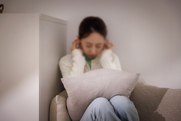 옆집 60대 남녀가 창문을 열고 신음을 내 골머리를 앓는다는 이웃의 사연이 전해졌다. 사진은 기사와 직접적인 관련이 없음. /사진=이미지투데이