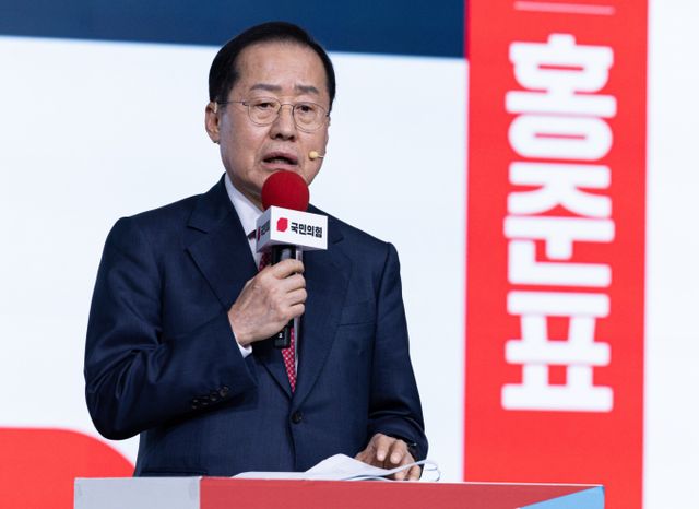 홍준표 국민의힘 대선 경선후보가 매머드급 '오일(5·1)캠프'를 출범시키고 홍준표 국민의힘 경선 후보가 18일 오후 서울 강서구 ASSA아트홀에서 열린 국민의힘 '제21대 대통령후보자 1차 경선 비전대회'에서 비전을 발표하고 있다. /사진=국회사진기자단