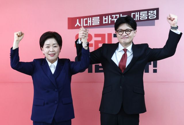 한동훈 국민의힘 대선 경선 후보와 경선에 출마했던 양향자 전 의원이 23일 서울 여의도 선거사무소에서 양 전 의원의 한 후보 지지 선언 기자회견을 갖고 손을 맞잡고 기념촬영을 하고 있다. /사진=뉴스1