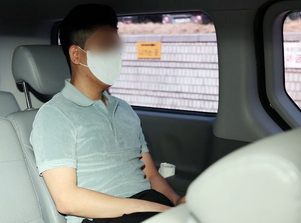 이철규 국민의힘 의원 아들에 이어 며느리에게서도 대마 양성 반응이 나왔다. 사진은 마약 투약 혐의를 받는 이철규 국민의힘 의원 아들 이모씨가 23일 오전 서울 서초구 서울중앙지방법원에서 열린 구속 전 피의자심문(영장실질심사)을 마친 후 호송차에 탑승한 모습. /사진=뉴스1