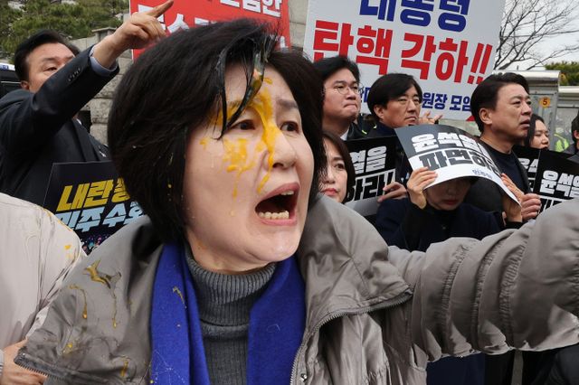 경찰이 백혜련 의원(더불어민주당·경기 수원을)을 향한 계란 투척 사건과 관련해 피의자 남성을 소환 조사했다. 사진은 지난달 20일 백 의원이 서울 종로구 헌법재판소 앞에서 진행된 윤석열 전 대통령 신속 파면 촉구 기자회견에서 계란을 얼굴에 맞은 후 윤 전 대통령 지지자들에게 항의하는 모습. /사진=뉴스1