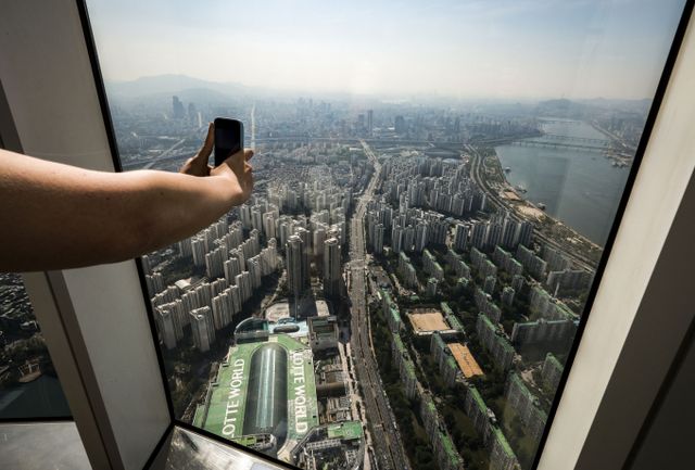 신탁사들의 신용등급 전망이 부정적으로 하향 조정되고 있다. 사진은 롯데월드타워에서 바라본 아파트 모습. /사진=뉴시스