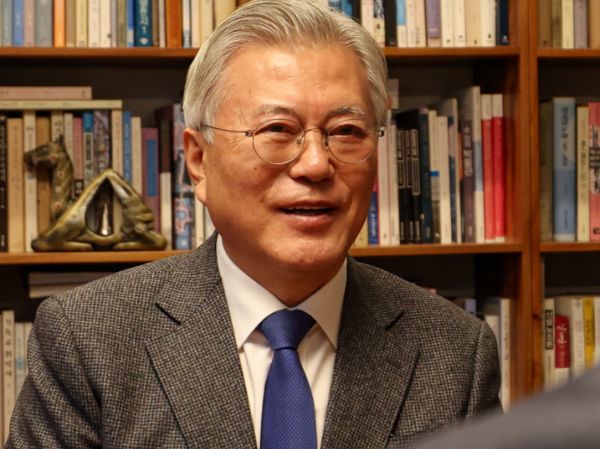 문재인 전 대통령이 불구속 기소됐다. 사진은 문재인 전 대통령이 지난 1월30일 경남 양산시 평산마을에서 이재명 더불어민주당 대표를 만나 대화를 나누고 있는 모습. /사진=뉴시스(더불어민주당 제공)