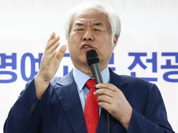 전광훈 사랑제일교회 목사가 제21대 대통령 선거 출마를 선언했다. 사진은 전 목사가 24일 오전 서울 여의도 자유통일당사에서 대선 출마 기자회견을 하고 있는 모습. /사진=뉴스1