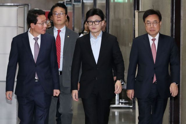 한동훈 국민의힘 대표(가운데)와 김상훈 정책위의장(왼쪽), 서범수 사무총장이 지난해 11월 오전 서울 여의도 국회에서 열린 국방·외교 현안관련 긴급 점검회의에 참석하는 모습. /사진=뉴수1