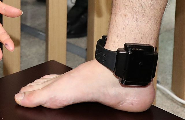 전남 여수에서 전자발찌를 끊고 달아난 40대가 재판에 넘겨졌다.사진은 2018년9월6일 법무부에서 공개한 개선된 일체형 전자발찌 시연 모습. /사진=뉴스1