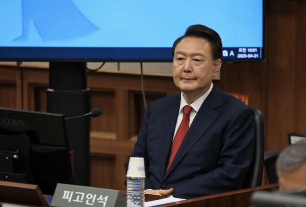 내란 우두머리 혐의로 형사 재판 중인 윤석열 전 대통령 관련 민사소송이 다음달 시작된다. 사진은 내란 우두머리 혐의로 재판에 넘겨진 윤 전 대통령이 피고인석에 앉은 모습. /사진=뉴시스