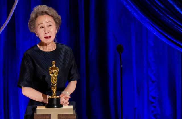윤여정이 국내 최초이자 자국어로 연기한 아시아권 배우로서 처음으로 오스카 트로피를 품에 안았다. 사진은 2021년 4월25일 배우 윤유정이 미국 캘리포니아주 로스앤젤레스에서 열린 제93회 오스카 시상식에서 여우조연상을 수상후 소감을 전하고 있는 모습. /사진=로이터