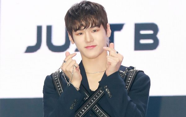 저스트비 멤버 배인이 남자 아이돌 최초로 자신이 성소수자임을 밝혔다. 사진은 저스트비 멤버 배인이 쇼케이스에서 포즈를 취하는 모습. /사진=머니투데이