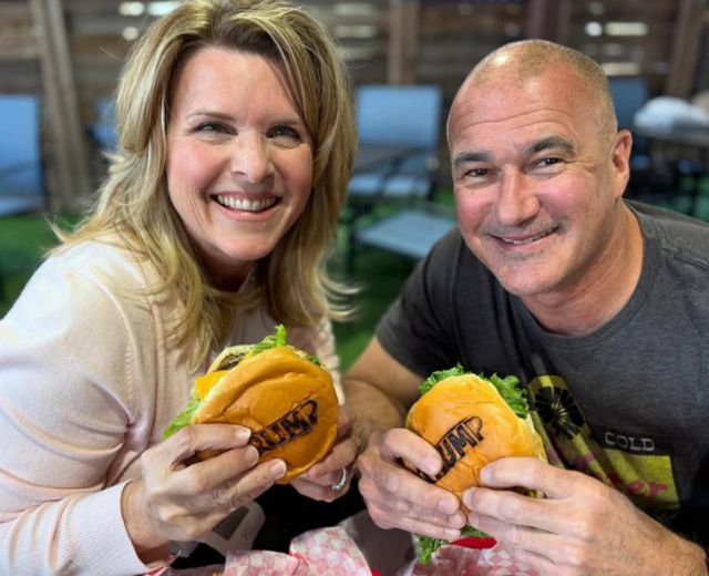 미국 텍사스주 벨빌에 있는 '트럼프 버거'가 흥행하고 있다. 사진은 '트럼프 버거'를 먹고 있는 소비자들의 모습. /사진='트럼프 버거' 인스타그램 캡처