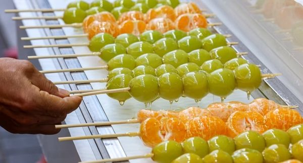 탕후루 사업이 망해 빚더미에 앉은 남성과 이혼을 고민 중인 여성의 사연이 전해졌다. 사진은 기사의 이해를 돕기 위한 탕후루 자료 사진. /사진=뉴스1