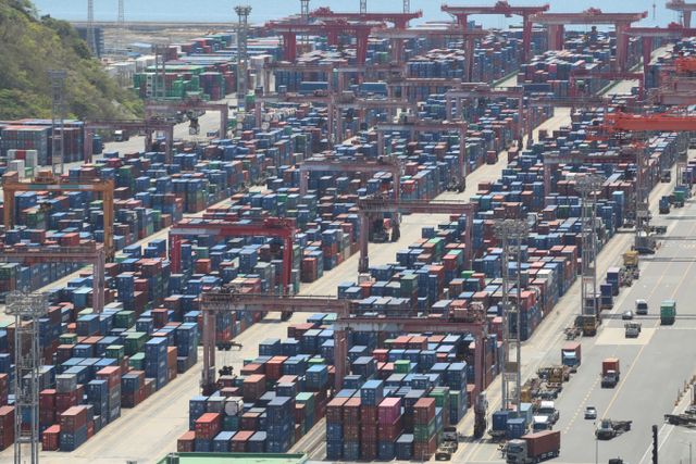 한국은행에 따르면 올해 1분기 성장률은 전기 대비 0.2% 감소했다. 사진은 부산항 신선대부두 야적장에 컨테이너가 가득 쌓여 있다./사진=뉴스1 