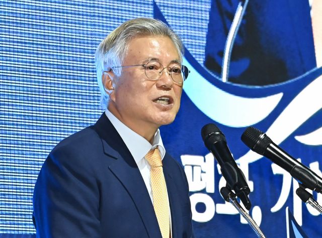 뇌물수수 혐의로 기소된 문재인 전 대통령이 검찰을 비판했다. 사진은 지난해 10월4일 경기 수원시 영통구 수원컨벤션센터에서 기조연설을 진행 중인 문재인 전 대통령의 모습. /사진=뉴시스