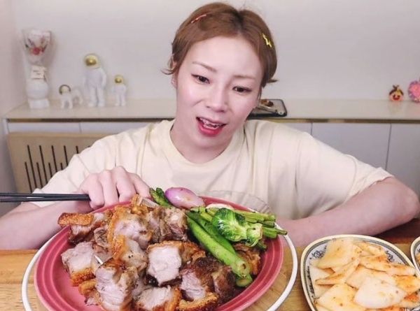 유튜버 입짧은햇님이 세컨하우스로 사용하는 2층짜리 전원주택을 공개했다. 사진은 먹방 중인 유튜버 '입짧은햇님'의 모습. /사진=유튜브 채널 '입짧은햇님' 캡처