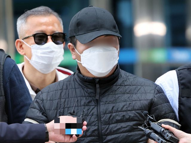 서울 강북구 미아역 인근 마트에서 흉기를 휘둘러 2명의 사상자를 낸 30대 남성이 구속됐다. 사진은 24일 서울 도봉구 서울북부지법에서 열린 구속 전 피의자 심문(영장실질심사)에 출석한 미아역 칼부림 사건 피의자의 모습. /사진=뉴스1