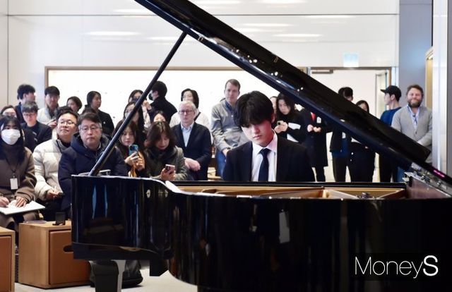 피아니스트 임윤찬(21)이 지난해 발매한 '쇼팽: 에튀드' 음반으로 제20회 BBC 뮤직 매거진 어워즈에서 3개 부문 상을 수상했다. 사진은 피아니스트 임윤찬이 지난해 1월 29일 서울 중구 애플 명동에서 열린 클래식 음악 앱 애플 뮤직 클래시컬 기자간담회에 참석해 축하 연주를 하고 있는 모습. /사진=임한별 기자