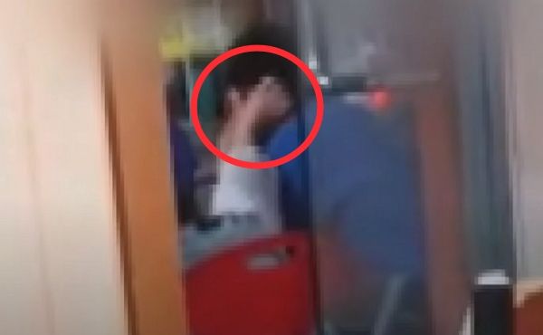 사람들이 지나다니는 길거리에서 20대 커플이 과한 애정행각을 해 눈살을 찌푸리게 했다. 사진은 20대 여성이 길거리 의자에서 발로 남친의 귀를 만지는 모습. /사진=JTBC '사건반장' 캡처