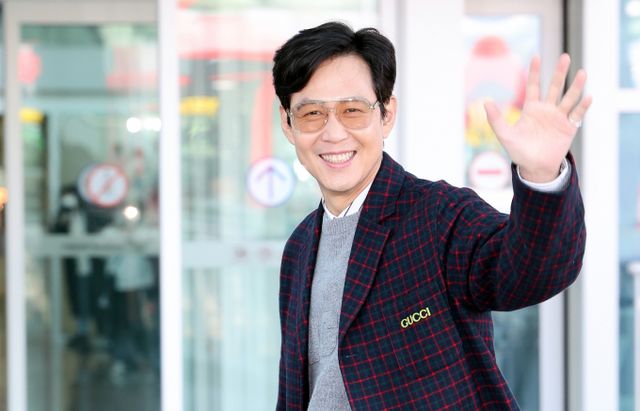 이정재가 대주주로 있는 아티스트컴퍼니가 신주 발행 정당성을 인정받았다. 사진은 지난 2월23일 배우 이정재가 밀라노 패션위크 참석 차 인천국제공항 제2여객터미널을 통해 이탈리아로 출국하고 있는 모습. /사진=뉴스1