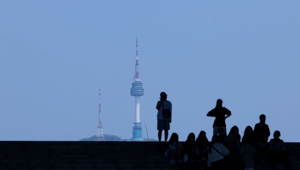 25일은 전국이 대체로 맑겠다. 사진은 미세먼지와 초미세먼지가 좋음 상태를 보인 지난 24일 오전 서울 용산구 국립중앙박물관에서 시민들이 파란 하늘, 쾌청한 날씨를 만끽하고 있는 모습. /사진=뉴시스