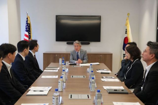 강호동 농협중앙회장은 23일(현지 시각) 미국 뉴욕 맨해튼에 위치한 농협은행 뉴욕지점을 방문해 직원들과 간담회를 실시하고 있다. /사진=농협금융지주 제공