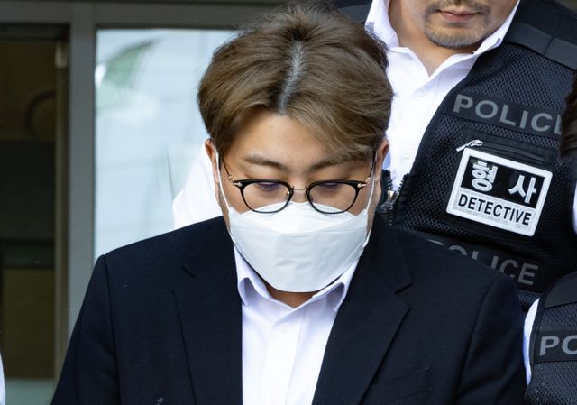 음주 상태로 교통사고를 낸 뒤 도주한 혐의로 1심에서 실형을 선고받은 트로트 가수 김호중씨(34)의 항소심 선고가 25일 나온다. 사진은 지난해 5월 서울 강남경찰서에서 검찰로 송치되는 김씨의 모습. /사진= 뉴시스