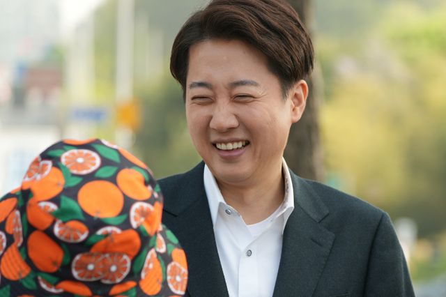 이준석 개혁신당 대선 후보 측이 '빅텐트'에 참여하지 않는다고 못 박았다. 사진은 24일 24일 오전 대전 북대전IC에서 시민들과 인사를 나누는 이 후보. /사진=뉴스1