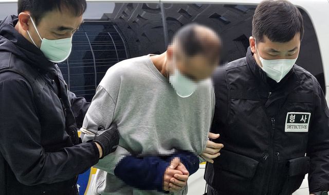 재결합 요구를 거부했다는 이유로 전 부인을 살해한 이집트인이 중형을 선고받았다. 사진은 말다툼 끝에 이혼한 전처에게 흉기를 휘둘러 숨지게 한 혐의를 받는 이집트인이 지난해 10월28일 청주지방법원에서 열린 영장심사에 출석한 모습. /사진=뉴스1