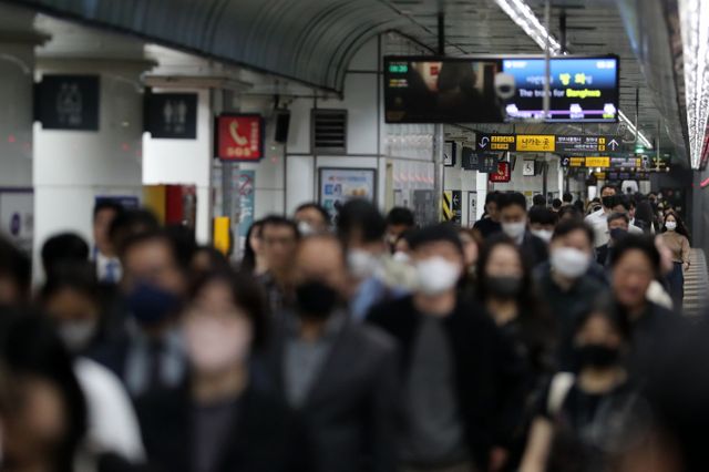 24일 이용객이 몰리는 출근 시간대 서울지하철 5호선이 한때 운행을 중단해 승객들이 불편을 겪었다. 사진은 지난 2023년 5월 서울 종로구 지하철 5호선 광화문역에서 승객들이 발걸음을 옮긴 모습. /사진=뉴스1