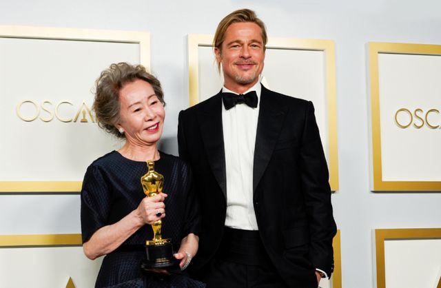 윤여정이 국내 최초이자 자국어로 연기한 아시아권 배우로서 처음으로 오스카 트로피를 품에 안았다. 사진은 2021년 4월25일 배우 윤유정이 미국 캘리포니아주 로스앤젤레스에서 열린 제93회 오스카 시상식에서 여우조연상을 수상 후 영화 미나리 제작자인 배우 브레드 피트와 기념촬영을 하고 있는 모습. /사진=로이터
