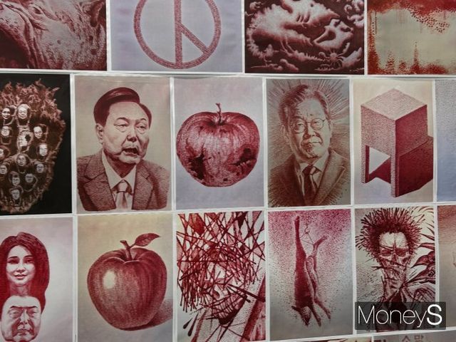 전일빌딩을 둘러본 뒤 이 후보는 지하에 위치한 광주에서 가장 오래된 다방 '살롱245'로 이동해 시민들과 만났다. 사진은 조국 전 혁신당 대표의 '쇄빙선' 발언을 모티브 삼은 그림, 윤석열 전 대통령 부부를 풍자한 작품 등이 전시된 모습, /사진=김성아 기자 