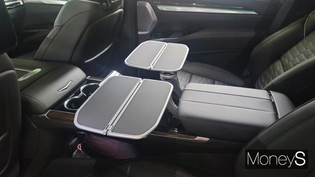 캐딜락 '더 뉴 에스컬레이드' 2열에는 접이식 테이블이 설치됐다. /사진=김창성 기자
