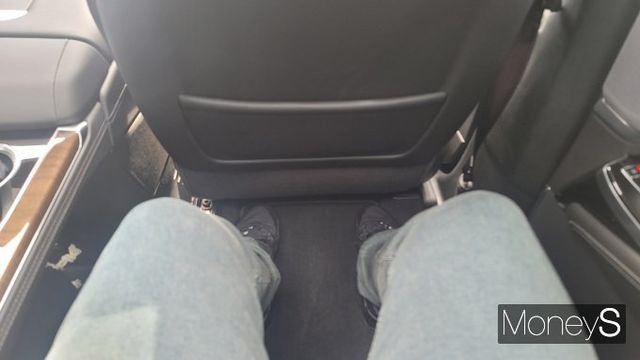 캐딜락 '더 뉴 에스컬레이드'의 2열은 공간이 넉넉하다. /사진=김창성 기자