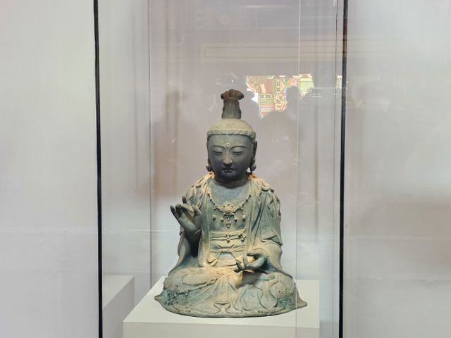 2012년 일본 나가사키현 쓰시마섬 사찰 관음사(간논지·観音寺)에서 도난당해 한국에 반입된 금동관음보살좌상이 다음 달 일본에 반환된다. 사진은 충남 서산 부석사에 봉안 중인 금동관세음보살상의 모습. /사진=뉴시스