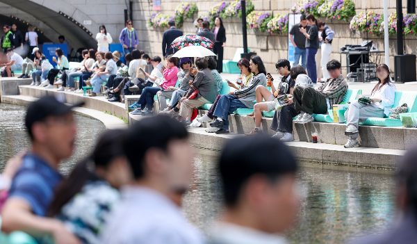 오는 25일은 전국이 대체로 맑겠다. 사진은 낮 최고기온이 25도를 기록하는 등 초여름 날씨를 보인 지난 23일 오후 서울 중구 청계천을 찾은 시민들이 독서를 하고 있는 모습. /사진=뉴스1