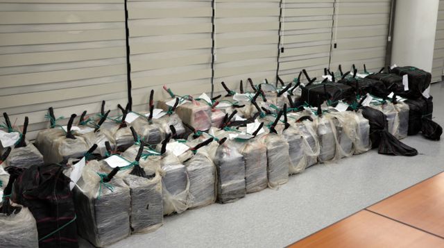 강원 강릉시 옥계항에서 적발된 코카인 밀반입 사건과 관련해 필리핀 국적 선원 2명이 구속됐다. 사진은 지난 2일 옥계항에 정박 중인 선박에서 압수한 코카인 의심 물질. /사진=뉴시스