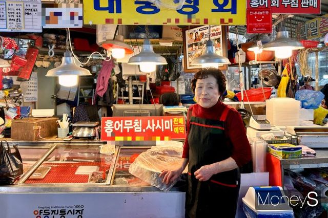 대선을 40일 앞둔 이날, 광주의 민심은 대체로 '민주당을 밀어줘야 한다'는 분위기가 뚜렷했다사진은 양동시장에서 홍어회와 홍어무침을 판매하는 양영옥(76세)씨의 모습. /사진=김성아 기자