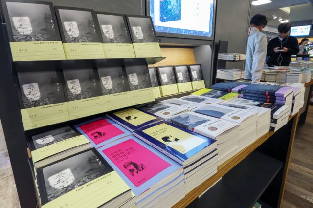 한강 작가가 2024년 노벨문학상 수상 이후 처음 출간한 신작 산문집 '빛과 실'이 하루 만에 종합 베스트셀러 1위에 올랐다. 사진은 24일 서울 종로구 교보문고 광화문점에 한강 작가 신작 산문집 '빛과 실'이 진열된 모습. /사진=뉴스1