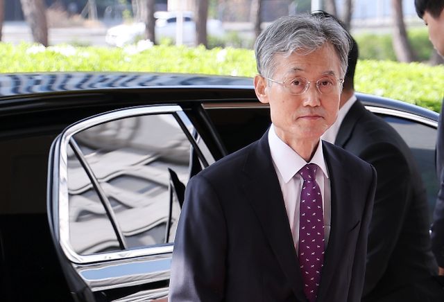 더불어민주당 측이 24일 예정된 대법원의 이재명 후보 공직선거법 위반 사건 심리를 두고 경고 수위를 높였다. 사진은 이날 출근 중인 조희대 대법원장의 모습. /사진=뉴스1