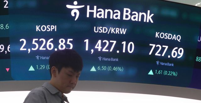 코스피가 전 거래일(2525.56)보다 0.22포인트(0.01%) 하락한 2525.34에 개장한 24일 오전 서울 중구 하나은행 딜링룸 전광판에 지수가 표시되고 있다. /사진=뉴시스 