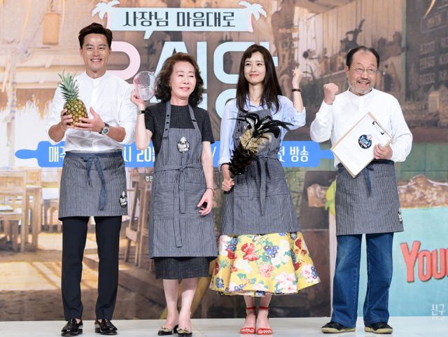 윤여정이 국내 최초이자 자국어로 연기한 아시아권 배우로서 처음으로 오스카 트로피를 품에 안았다. 사진은 2017년 3월20일 배우 윤여정(왼쪽 두번째)이 서울 영등포 타임스퀘어에서 열린 tvN '윤식당' 제작발표회에 참석해 이서진, 정유미, 신구와 함께 포즈를 취하고 있는 모습. /사진=뉴스1