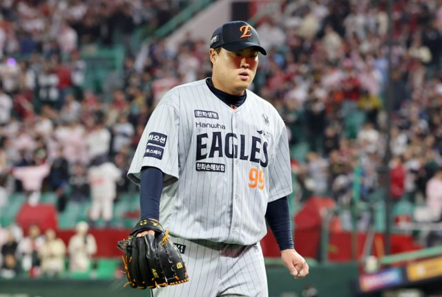 한화 이글스 류현진이 팀의 9연승을 위해 부산 사직구장 마운드에 오른다. 사진은 2025시즌 한화 이글스에서 활약 중인 류현진의 모습. /사진=뉴스1