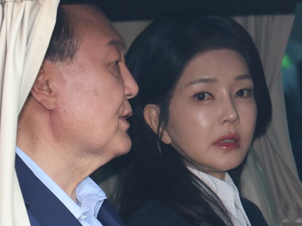 검찰이 김건희 여사의 도이치모터스 주가조작 의혹 사건을 재수사한다. 사진은 윤석열 전 대통령과 김건희 여사가 헌법재판소 파면 결정 후 일주일 만인 지난 11일 오후 서울 용산구 한남동 대통령 관저를 떠나고 있는 모습. /사진=뉴스1(공동취재단)