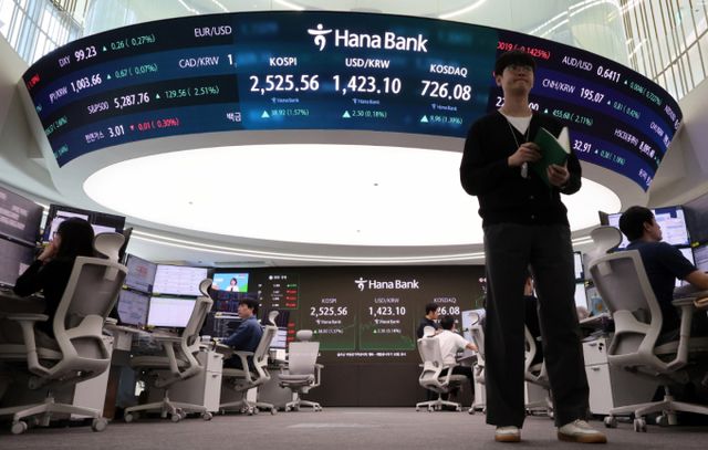 국내 증시가 상승세다. 사진은 지난 23일 서울 중구 하나은행 본점 딜링룸 전광판에 종가 현황이 표시된 모습. /사진=뉴스1