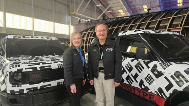 SK온이 미국 전기차 스타트업 '슬레이트'에 약 20GWh 규모의 배터리를 공급한다. 이석희 SK온 대표이사 사장(우측)과 크리스 바먼 슬레이트 최고경영책임자(좌측)가 24일(현지시간) 미국 캘리포니아주 롱비치에서 열린 슬레이트 신차 공개 행사 중 기념 촬영을 한 모습. /사진=SK온