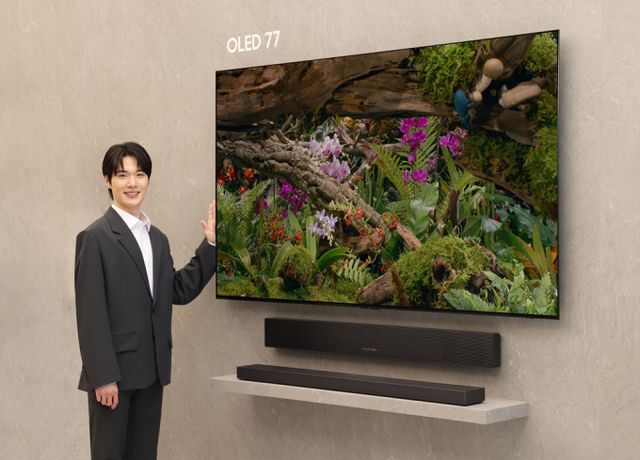 삼성전자 모델이 7일 삼성 강남에서 진행된 'Unbox & Discover 2025' 행사에 2025년형 삼성 OLED를 소개하고 있다. /사진=삼성전자