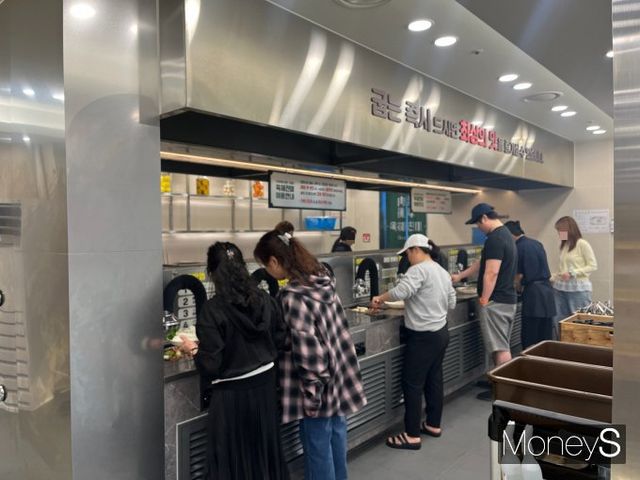 고객들이 쿠우쿠우 매장 중앙에 있는 '육해진미' 코너에서 개인 그릴로 육류와 해물류를 굽고 있다. /사진=차봉주 기자