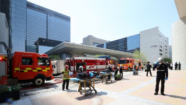 25일 서울 강남구 코엑스 2층 식당가 한 식당에서 화재가 발생해 구급대원과 경찰 등이 대기하고 있다. /사진=뉴시스