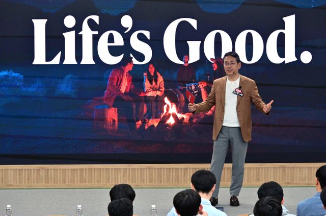 조주완 LG전자 CEO가 24일 서울대학교 제1공학관에서 전기·정보공학부 재학생 200명에게 CEO 특강을 진행하고 있다. /사진=LG전자